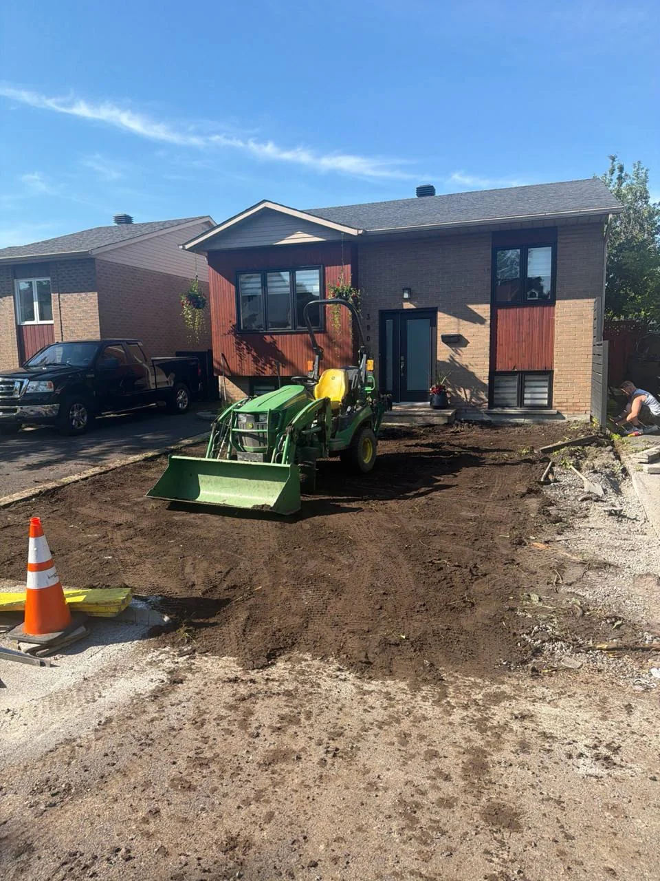 Pendant les travaux : pr&eacute;paration du terrain au mini-chargeur &agrave; Saint-Hubert