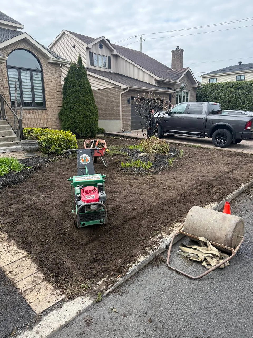 Photo professionnelle après nivellement de terrain et pose de tourbe neuve en façade par Paysagiste Excellence