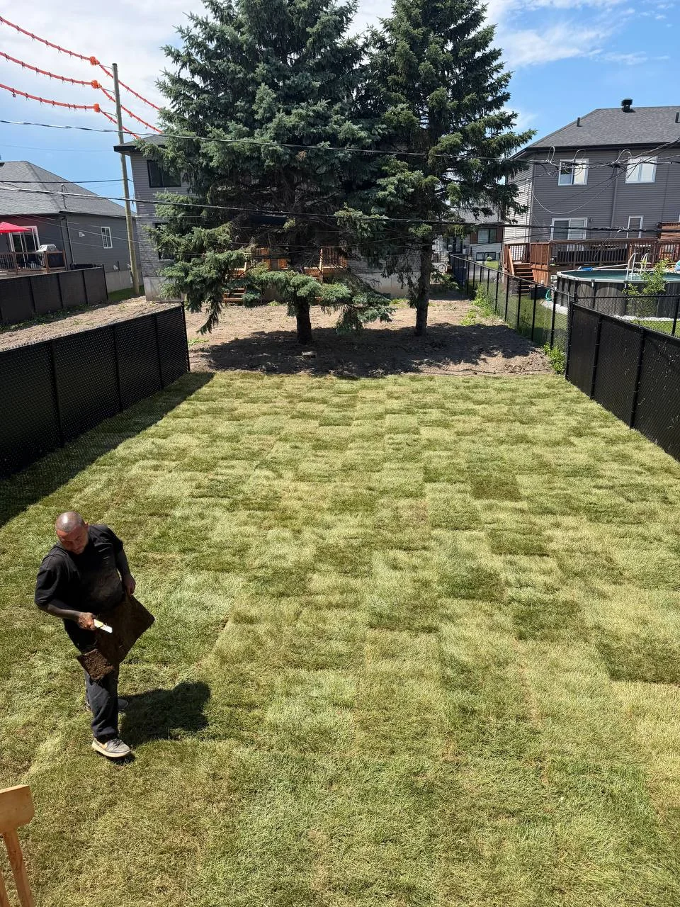 Installation de tourbe en rouleaux sur terrain nivelé à Saint-Philippe