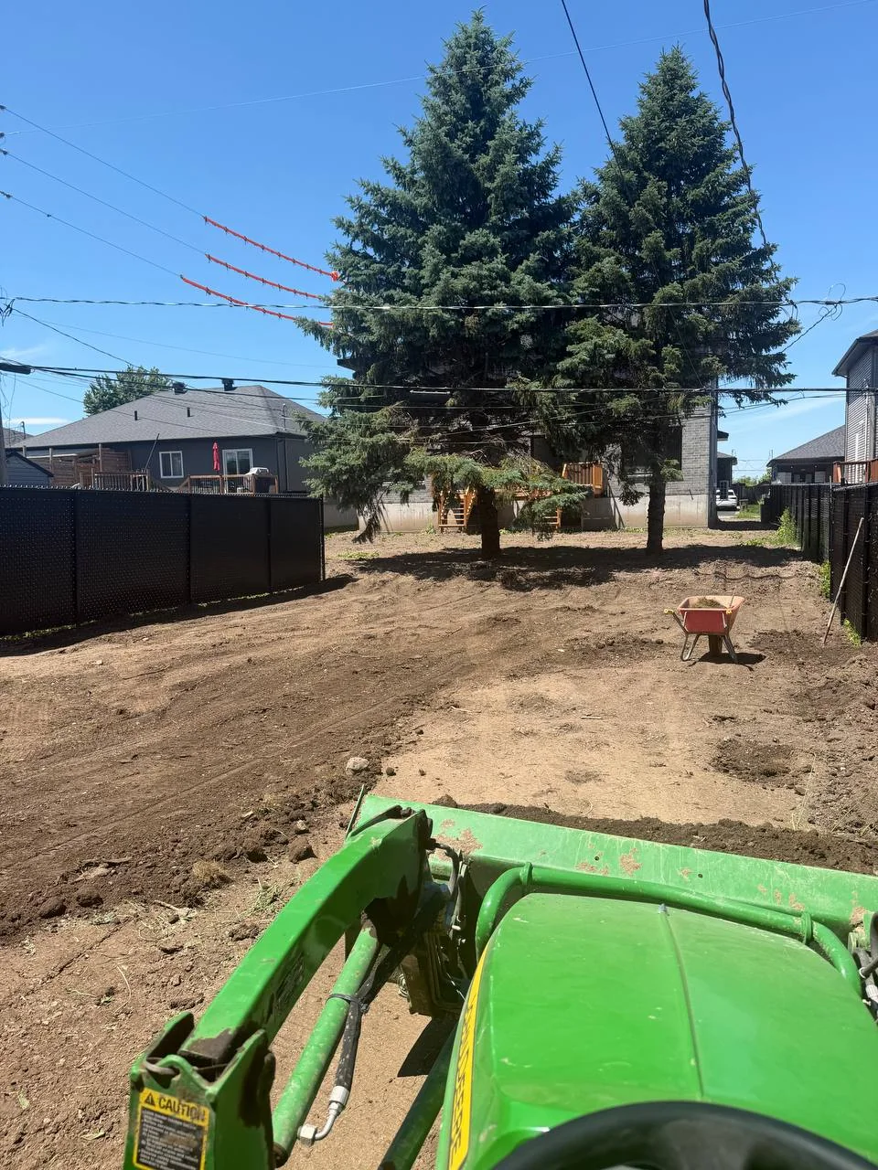 Nouvelle pelouse après nivellement et pose de tourbe à Saint-Philippe