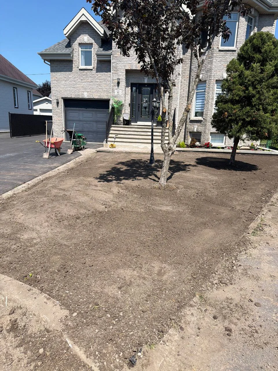 Avant : terrain nivel&eacute; pr&ecirc;t pour la tourbe &agrave; McMasterville
